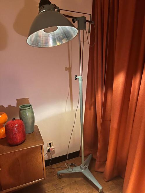 Refurbished industrïele staande lamp, origineel USSR makelij, Huis en Inrichting, Lampen | Hanglampen, Gebruikt, Ophalen