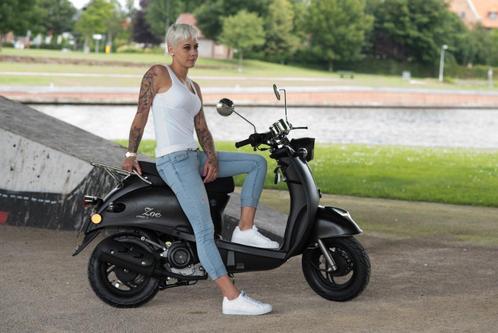 Gloednieuwe Zoë Scooter | Mat Zwart | Klasse A of B |, Fietsen en Brommers, Scooters | Vespa, Nieuw, Benzine, Verzenden