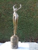 statue d une grande femme nue en bronze sur marbre signé ., Bronze, Enlèvement ou Envoi