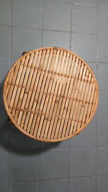 Rieten bijzettafel zo goed als nieuw. beschikbaar voor biedingen