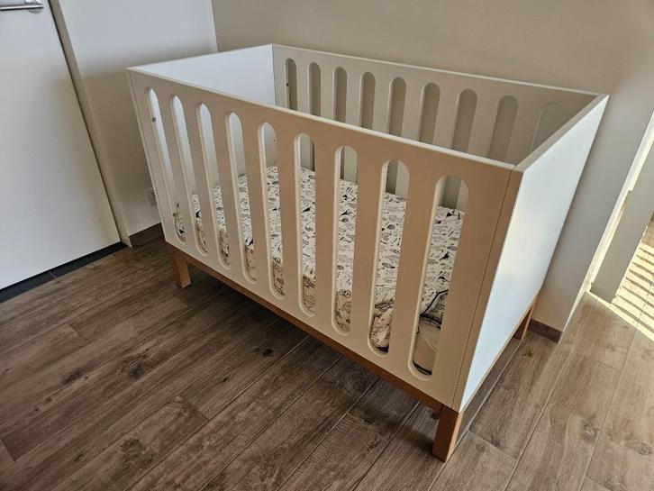 Quax Indigo White babybed + matras + toebehoren, Kinderen en Baby's, Babywiegjes en Ledikanten, Zo goed als nieuw, Ledikant, Ophalen