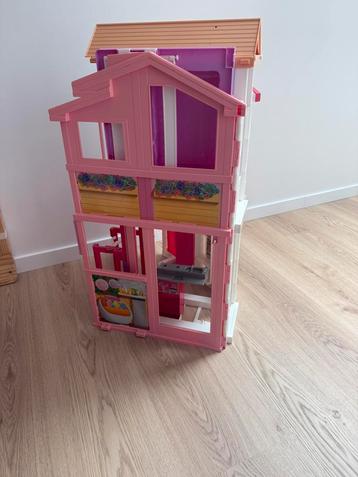 Poppenhuis beschikbaar voor biedingen