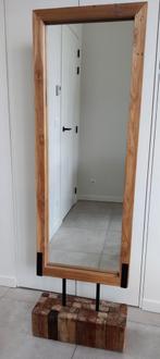 Mooie spiegel in houten frame op robuuste voet, Maison & Meubles, Accessoires pour la Maison | Miroirs, Comme neuf, Enlèvement ou Envoi