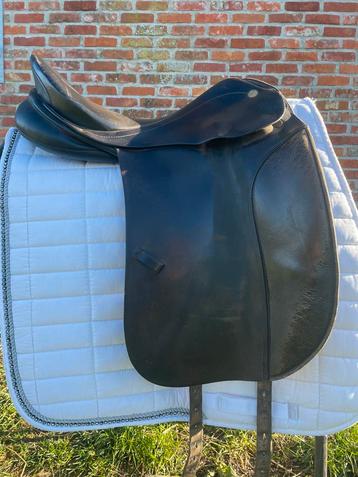 Dressuurzadel beschikbaar voor biedingen