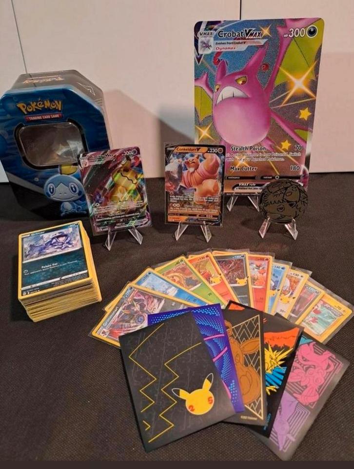 Verzamelsetje pokémon met V, Vmax, Shiny jumbo en veel meer!, Hobby en Vrije tijd, Verzamelkaartspellen | Pokémon, Zo goed als nieuw