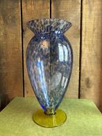 Glazen handgeblazen vaas blauw gespikkeld glas met gele voet, Huis en Inrichting, Woonaccessoires | Vazen, Minder dan 50 cm, Glas