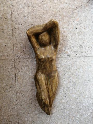 Geboetseerd keramieken Christusfiguur gemonogrammeerd  beschikbaar voor biedingen