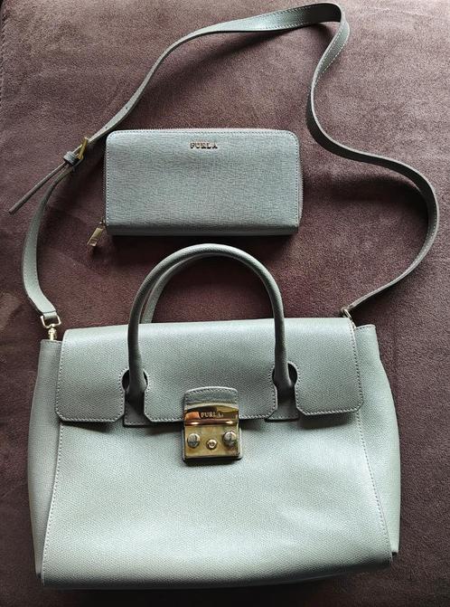 Set van Furla handtas en ritsportemonnee, Handtassen en Accessoires, Tassen | Damestassen, Zo goed als nieuw, Handtas, Grijs, Ophalen