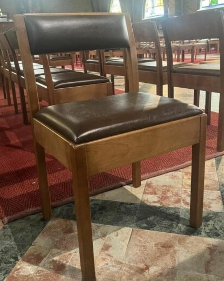 grote hoeveelheid bruine lederen kerkstoelen, klassiek & com, Antiek en Kunst, Curiosa en Brocante, Ophalen