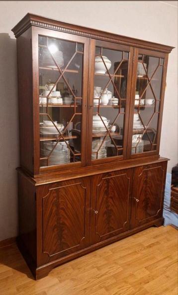 Vintage kast Engelse koloniale stijl beschikbaar voor biedingen