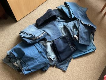 Groot pakket jeans resten. beschikbaar voor biedingen