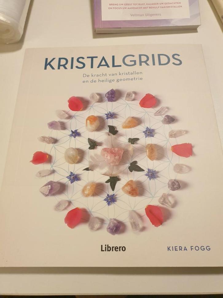 Kiera Fogg - Kristalgrids De kracht van kristallen, Boeken, Esoterie en Spiritualiteit, Zo goed als nieuw, Ophalen of Verzenden
