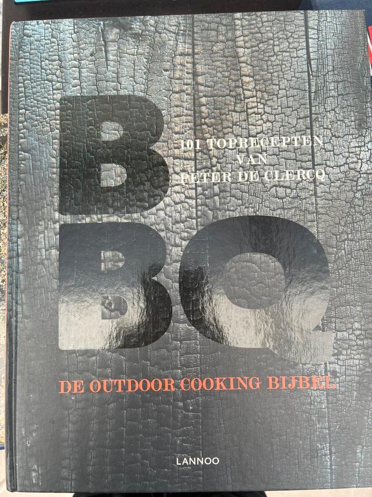 Peter De Clercq - BBQ de outdoor cooking bijbel, Boeken, Kookboeken, Zo goed als nieuw, Ophalen