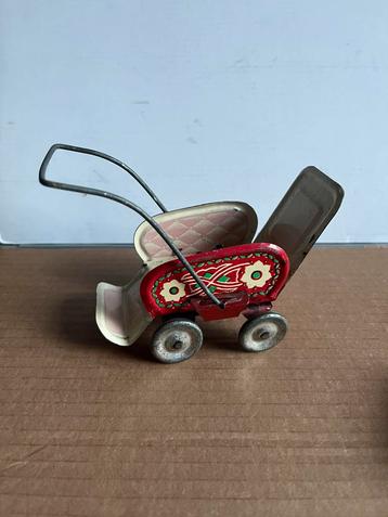 Poppen wandelwagen zéér ou‼️ maar ni mooi ‼️ beschikbaar voor biedingen