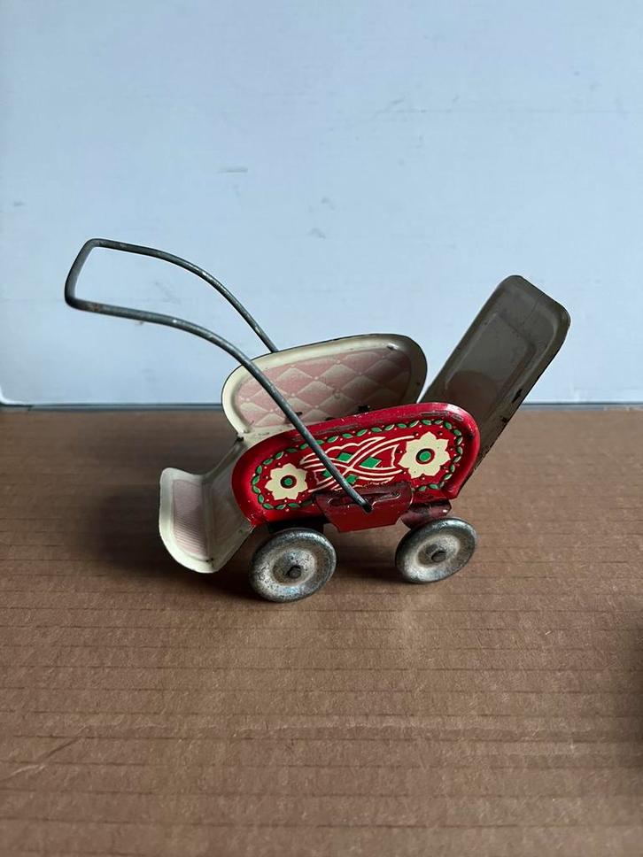 Poppen wandelwagen zéér ou‼️ maar ni mooi ‼️, Verzamelen, Speelgoed, Gebruikt, Verzenden