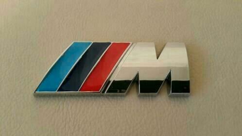 Bmw M koffer logo 82 mm x 32 mm > mat zwart/chroom zilver, Auto diversen, Autostickers, Ophalen of Verzenden