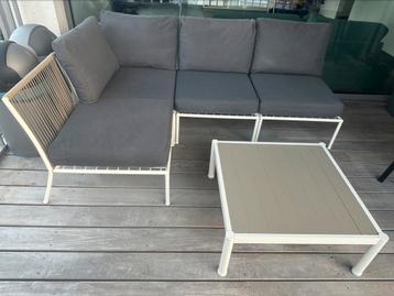 Lounge set met tafel  beschikbaar voor biedingen