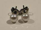 Zilverkleurige oorknopjes met witte parel, Handtassen en Accessoires, Oorbellen, Ophalen of Verzenden, Zo goed als nieuw, Wit