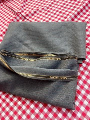 Antieke wollen stof – grijs met rode en groene strepen﻿ beschikbaar voor biedingen