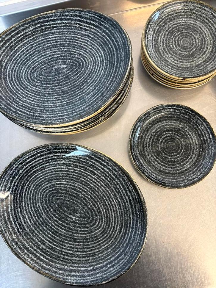 Stijlvol Churchill Studio Prints servies – 12 delige set, Huis en Inrichting, Keuken | Servies, Zo goed als nieuw, Bord(en), Porselein