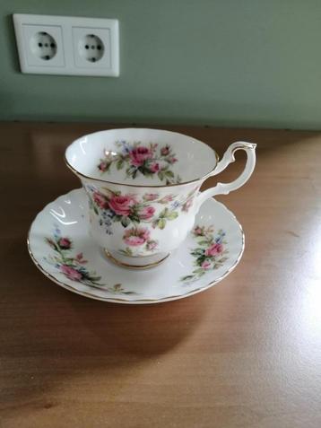 Royal Albert kop en schotel Moss Rose beschikbaar voor biedingen