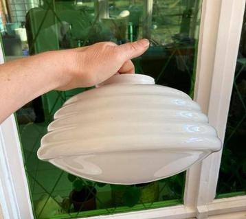 Industriële look, melkglas uit de jaren 30 beschikbaar voor biedingen