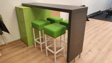 Hoogwaardige desk met 4 krukken beschikbaar voor biedingen