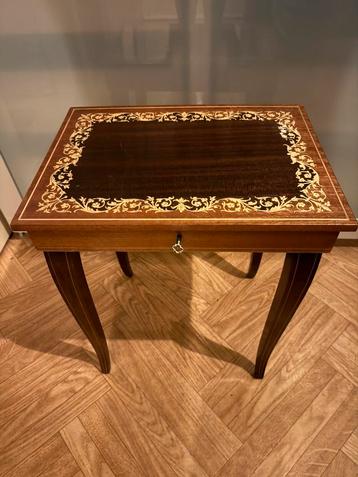 Muziektafeltje beschikbaar voor biedingen