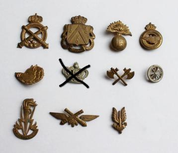 10 emblemen van het leger beschikbaar voor biedingen