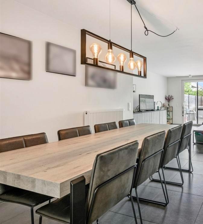 Mooie eetplaats in goede staat, tafel, dressoir, salontafel, Huis en Inrichting, Complete inboedels, Ophalen