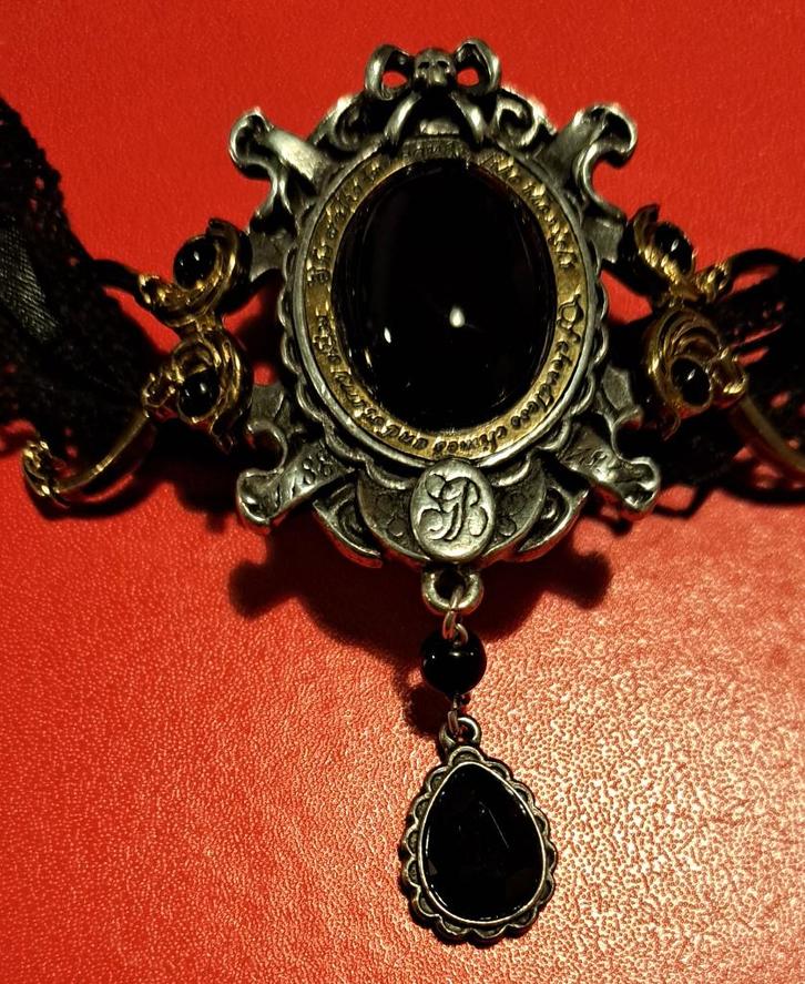 Alchemy Gothic hanger ketting Ze loopt in schoonheid, Bijoux, Sacs & Beauté, Colliers, Comme neuf, Autres matériaux, Noir, Avec pendentif