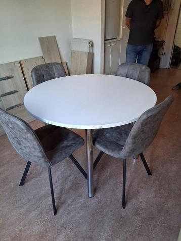 Tafel rond 110cm beschikbaar voor biedingen