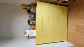 ladenkast geel beschikbaar voor biedingen