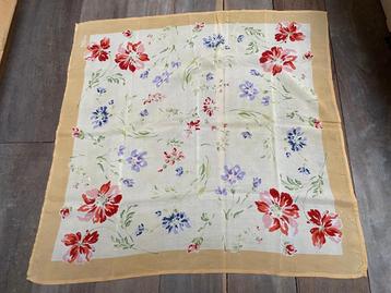 Jackpot van... Vierkante sjaal beige 77x84 cm Vintage beschikbaar voor biedingen