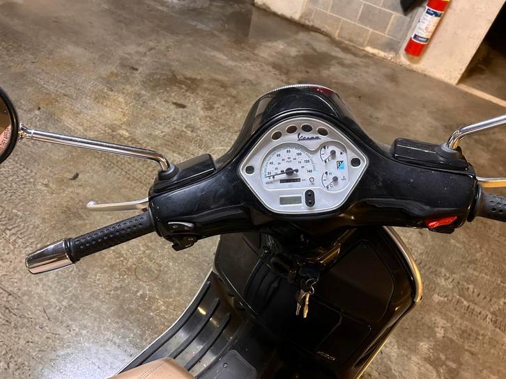 Vespa 125 GTS, Fietsen en Brommers, Brommeronderdelen | Scooters, Zo goed als nieuw, Vespa, Zadel, Ophalen