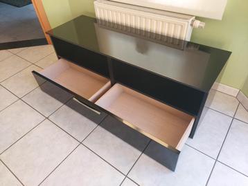 TV-kast beschikbaar voor biedingen