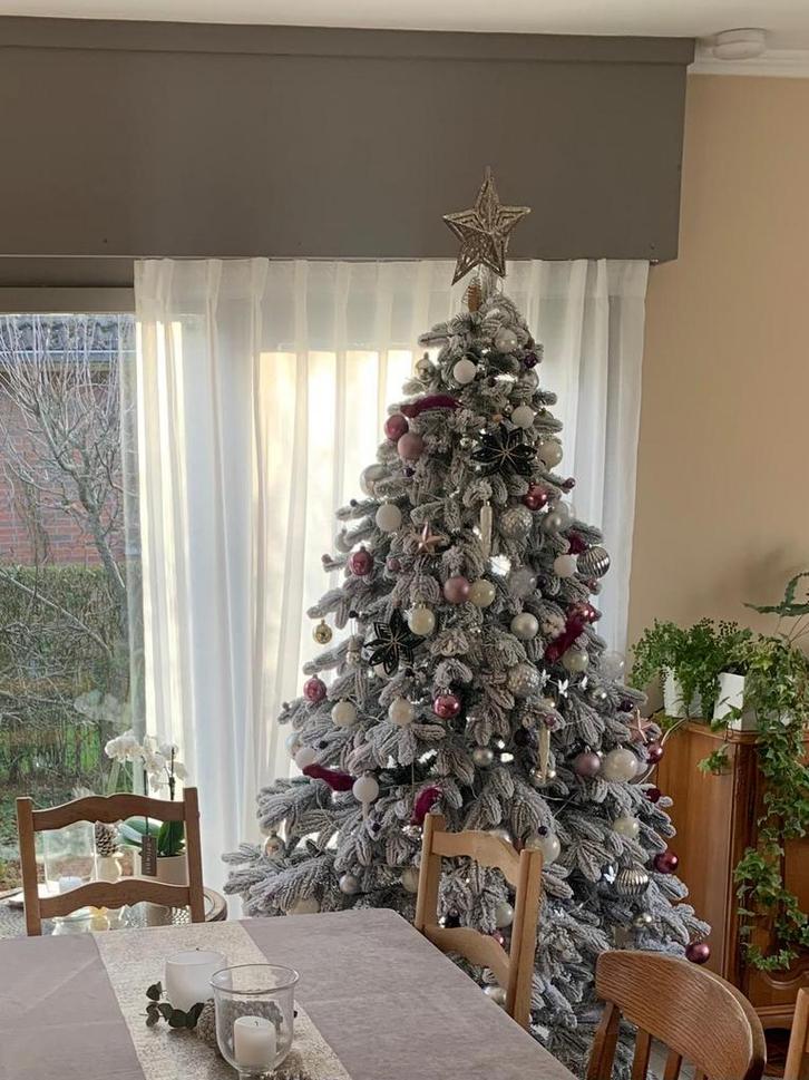 Mooie Sneeuwachtige Kunstkerstboom 2,10 m + Decoraties, Diversen, Kerst, Zo goed als nieuw, Ophalen of Verzenden