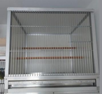 Zeer mooie kweekkooi in kunstof met aluminium mestlade! beschikbaar voor biedingen