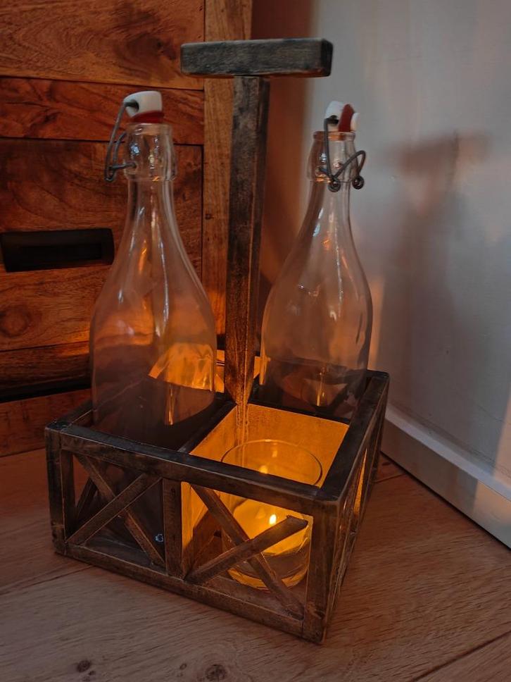 Landelijke decoratie, oude melkflessen in houder + 2 kaarsen, Huis en Inrichting, Woonaccessoires | Overige, Gebruikt, Ophalen of Verzenden
