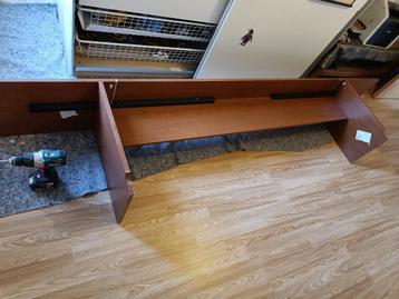 Hoofdbord bed noot beschikbaar voor biedingen