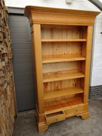 Boekenkast beschikbaar voor biedingen