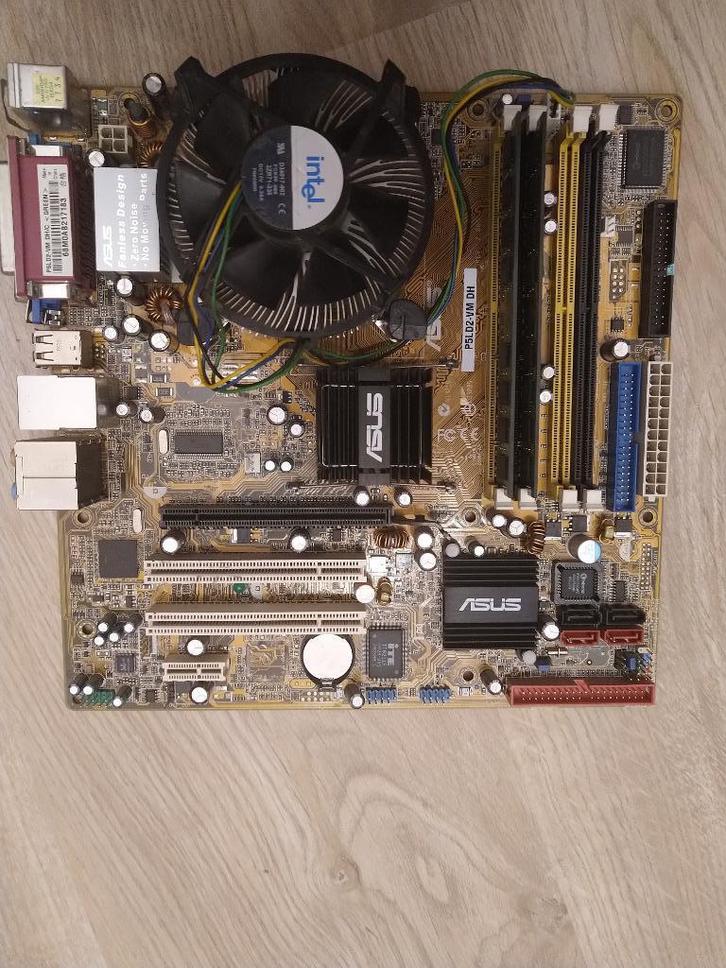 Te koop oude mobo asus p5ld2-vm, Computers en Software, Moederborden, Gebruikt, Intel, DDR2, Ophalen