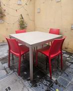 Grijze tuintafel met 4 rode plastieke stoelen, Ophalen, Gebruikt, Plastic