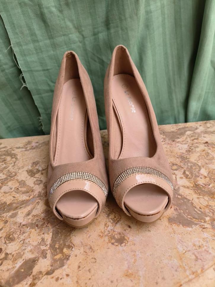 Beige damesheels, 11cm hoog met open teentjes (maat 39), Kleding | Dames, Schoenen, Zo goed als nieuw, Schoenen met hoge hakken