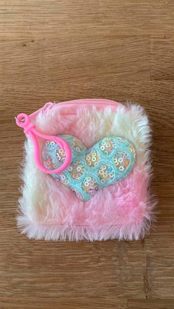 Fluffy zakje meisje met hartje beschikbaar voor biedingen