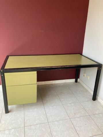bureau meubel beschikbaar voor biedingen