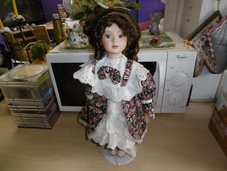 verzamel pop 40 cm, lang zwart haar, Verzamelen, Poppen, Zo goed als nieuw, Pop, Ophalen of Verzenden