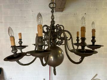 Fijne tinnen kroonluchter met 2 bijhorende appliques beschikbaar voor biedingen