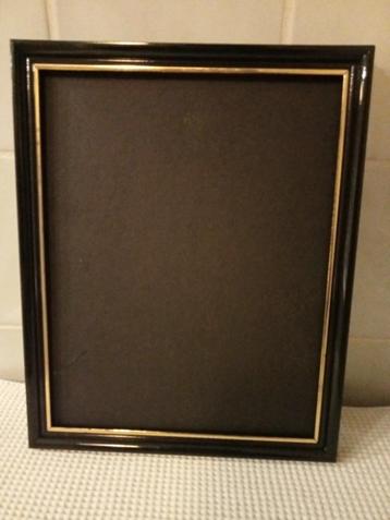 zwart/gouden lijst 22,6 x 28,2 cm beschikbaar voor biedingen