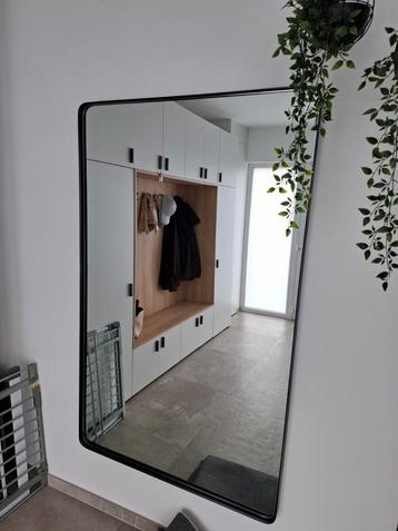 ***Grand miroir avec bord en métal noir*** beschikbaar voor biedingen